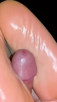 Footjob amatur buatan sendiri pancutan mani besar