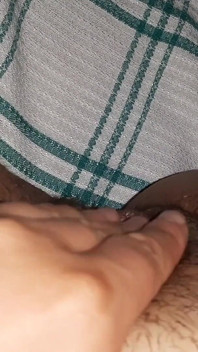 Wzajemnie się masturbujemy na kanapie i wzajemnie spust