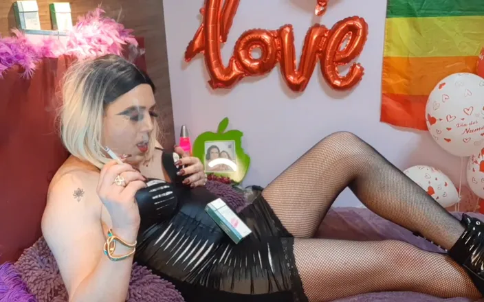 HollyCox: Seductive Holly Smoking