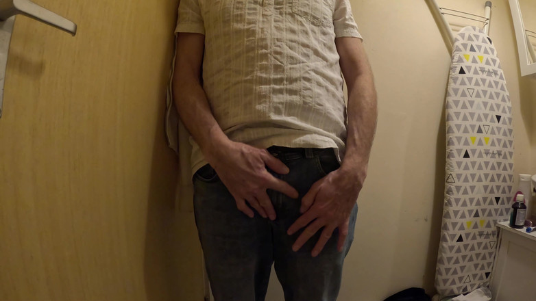 Rockardglans: 未割包皮的大鸡巴在浴室里手淫和高潮特写