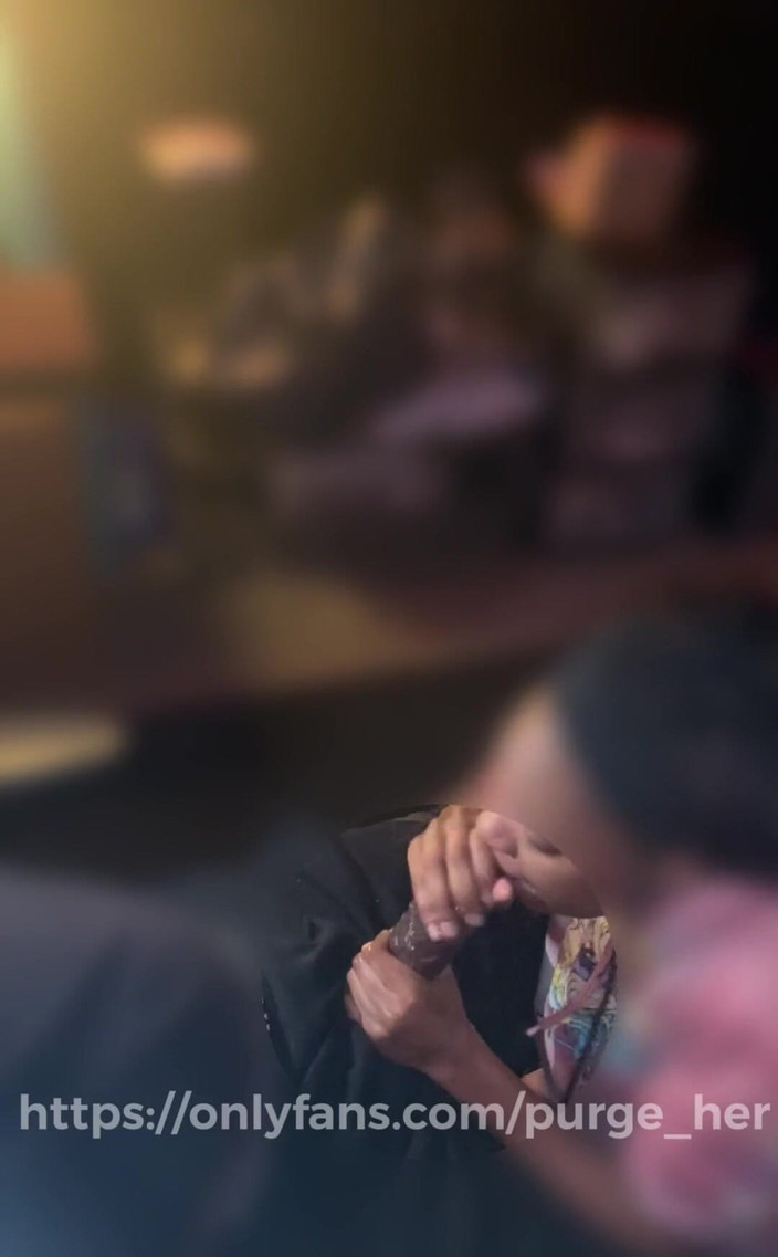 Purge_her: Éjaculation dans sa bouche et sur ses lèvres