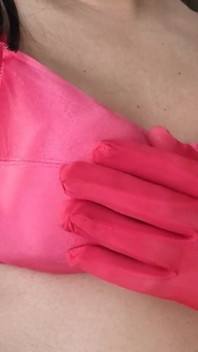 Sexy gegen roten satin-bh, c-cup streichelnde möpse