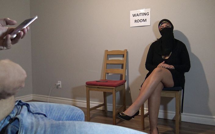 Souzan Halabi: 戴穆斯林头巾的女孩在医生的候诊室里自慰她的阿拉伯阴户