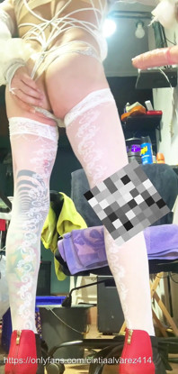 Shemale vit strumpa in anal dildo