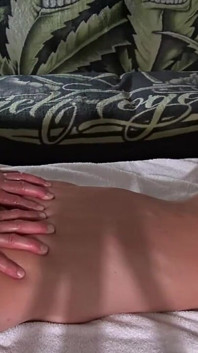 Piękna kochająca zabawę nastolatka dziwka pieprzy grubego kutasa dziadka w pierwszym filmie porno