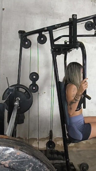 El culo grande dentro del gimnasio
