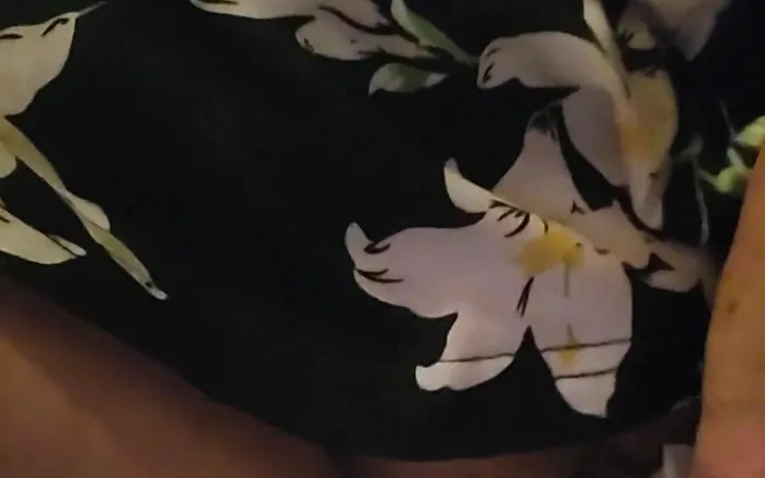 EliteLadyS: Naughty American MILF Peeing in Outdoor Show