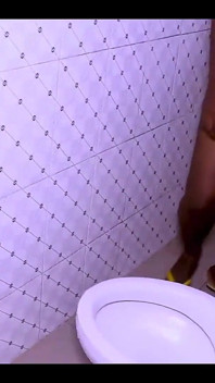 Pantat dan memek berbulu bapak kos dientot sama kontol raksasa pria kulit hitam di kamar mandi