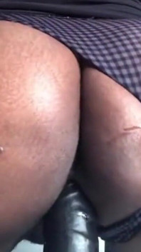 Ebony styvdotter masterbating för hennes pappor kuk