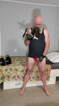 Sacudiendo mi polla mientras levanta pesas