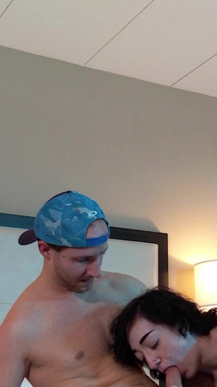 Hot Jake Grand: スーパーセクシーで小柄なタトゥーのティーンがしゃぶる - コンピレーション1