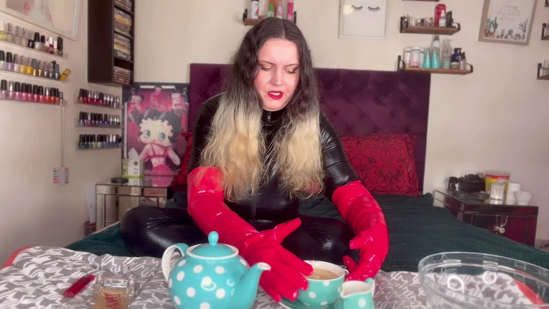 MissFFW: Paní Ffw pije čaj, dokud se nevystříká na chcaní