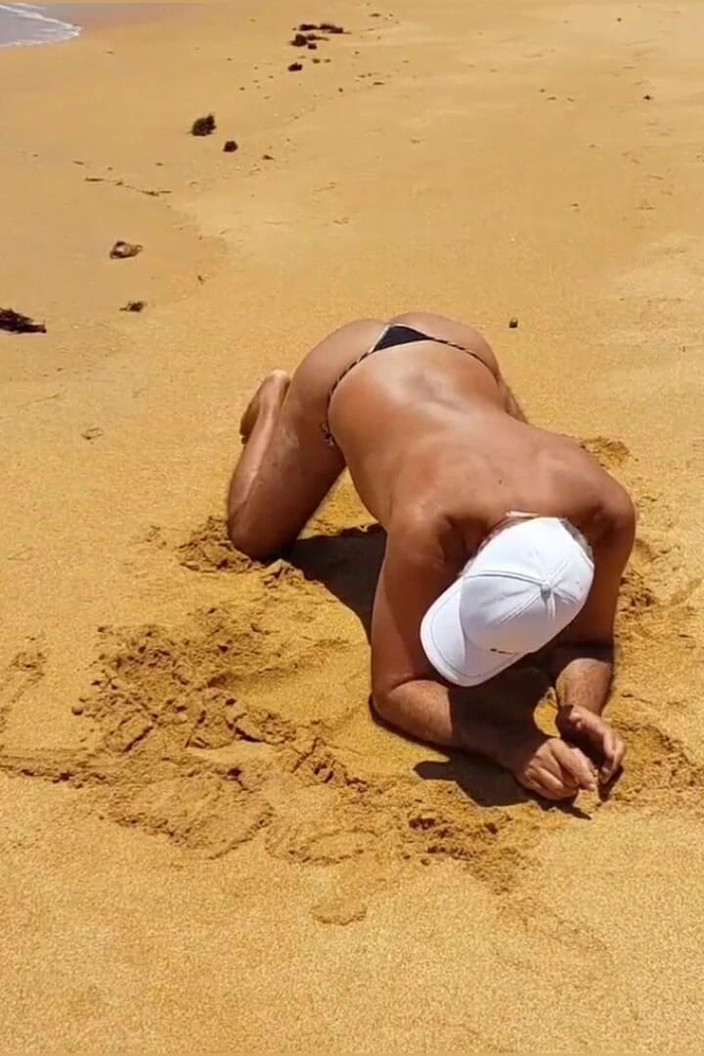 Ladysilvas: Ladysilva समुद्र तट पर क्रॉसड्रेसर हॉट गांड