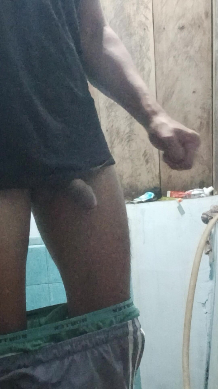 AdmHell: Pula mare se pișă din nou în baie