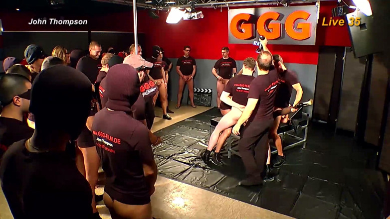GGG John Thompson Studio: Roodharige slet krijgt enorme bukkake in het gezicht van 20 jongens