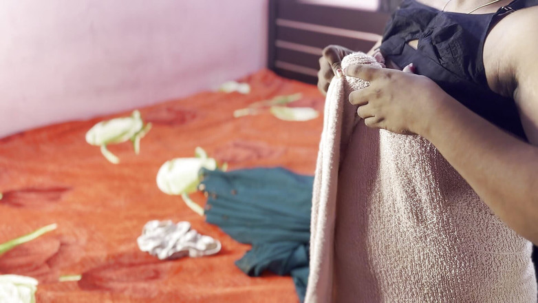 Indian teen girl: Indická dívka se převléká s lisem Její velká prsa