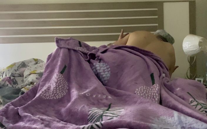 Jollyfuckingoldman: 러시아 의붓딸과 침대를 공유하는 인도 의붓아빠 1부
