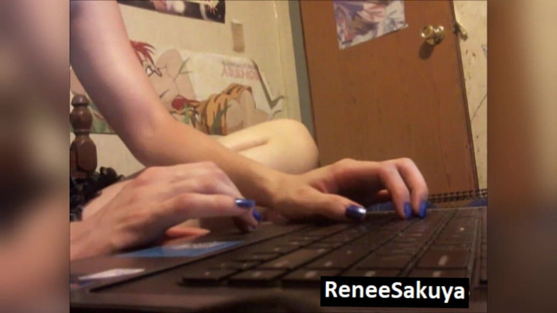 Renee Sakuya: Ignorandoti digitando sul suo computer