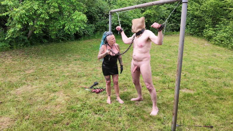 Domina Dark: Bičovaná nahá v přírodě