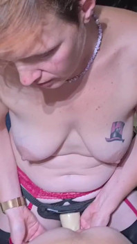 Bisex sexo a três eu fode um cara com uma cinta-caralho e ele me fisting