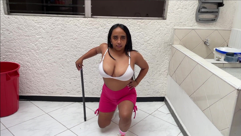 stacycossio: Trabajar me excita cómo rebotan mis tetas