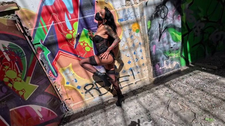 Miss Lilith devil: Ліліт любить залишатися в загублених місцях і там бешкетує.