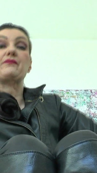 Aroma Kulit Yang Menggairahkan! Sniff My Gloves! Lady Victoria Valente