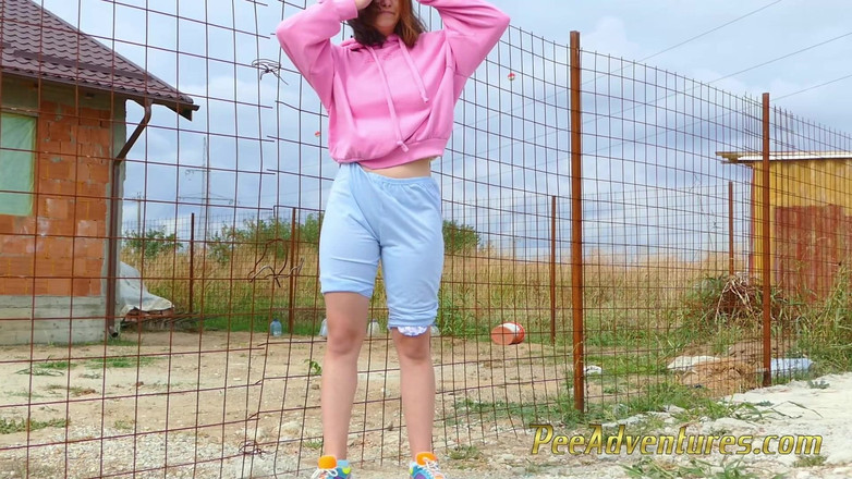 Pee Adventures: Elle mouille son short en jean dans la nature - une...