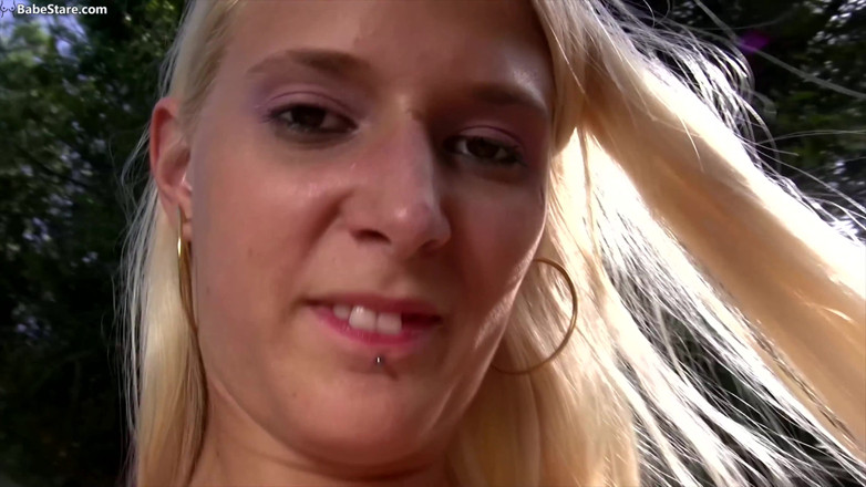 Babe Stare: Schönes teen will ihre rasierte muschi einfach überall gut gefickt haben
