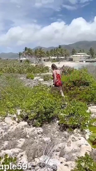 Esposa se folla a un chico en forma aleatoria en la playa nudista mientras su esposo está grabando, puta esposa follada en la playa nudista por extraño