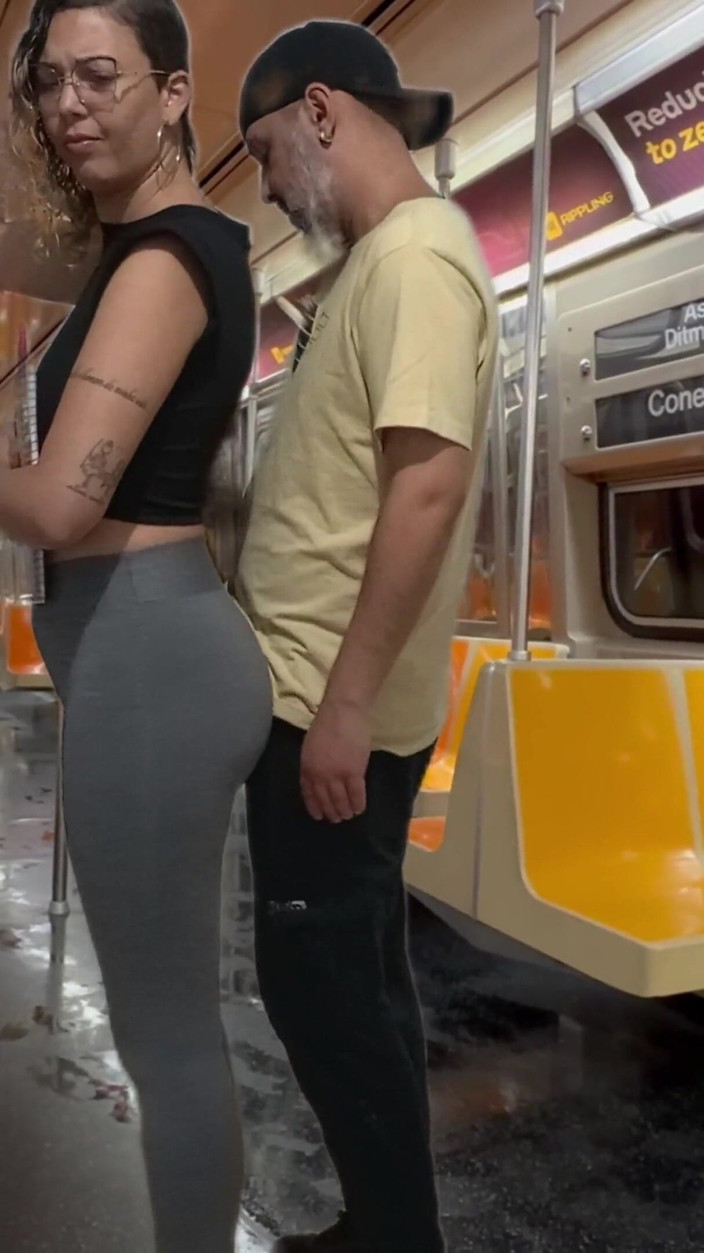 Gabi SweetCouplesStories: Studentin bekommt sperma im New Yorker U-Bahn-zug.