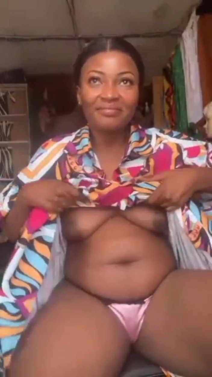 Me and my new slut: Mama excitată se masturbează în magazinul ei, public masterbation Sugar Mama