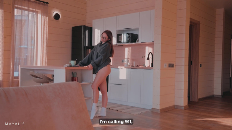 Lily Cute: Quente estranho bate - ela deixa ele entrar para se aquecer!