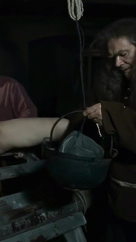 Verene'nin vajinası dövülmelerden dolayı ıslanıyor