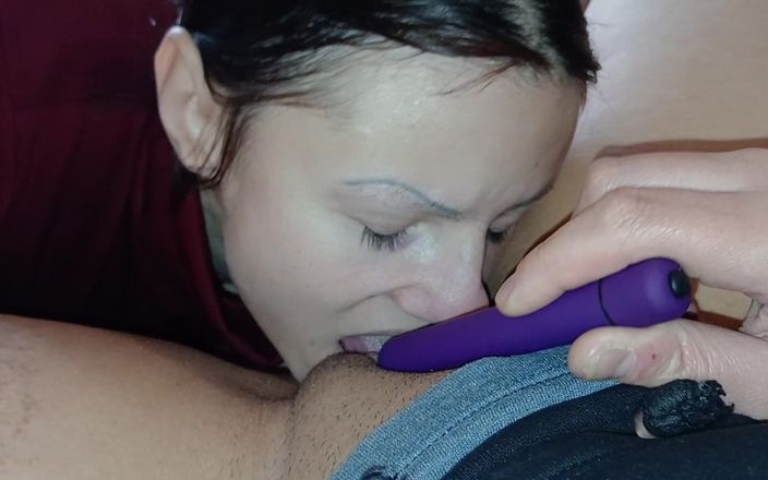 Lesbian-illusion: Diliyle beni sert ve amının derinliklerinde sikiyor ve vibratörle klitorisimi...