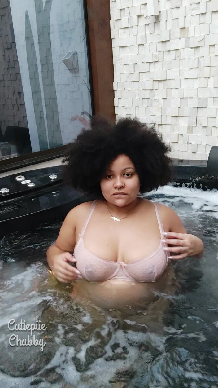 Cutiepiie Chubby: Une BBW à gros cul s’amuse dans un jacuzzi