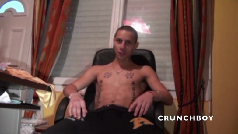 Crunch Boy: A mi sexy amigo heterosexual le encanta masturba su polla