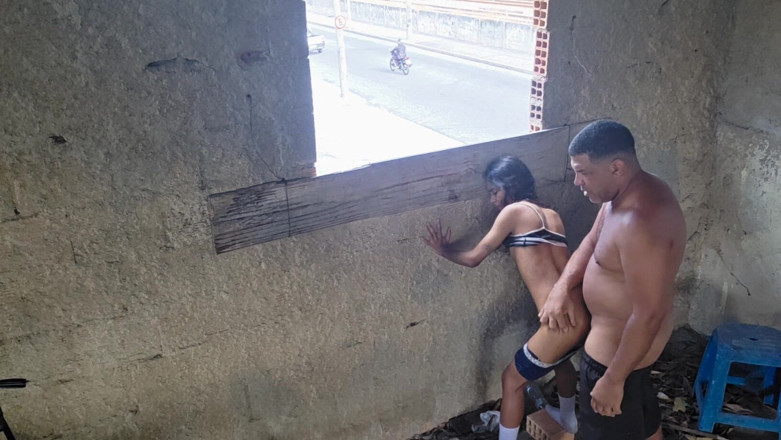 Bebes vagabundas: O fată tânără îi place să privească strada
