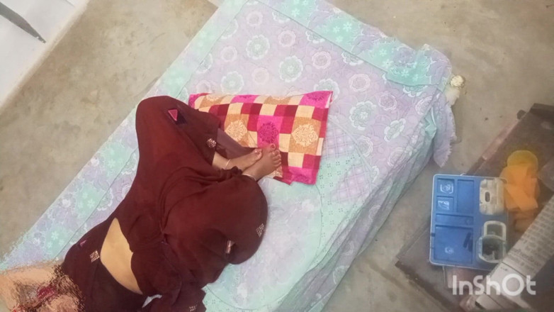Bed: De sexy Bhabhi van Uttar Pradesh wordt thuis geneukt