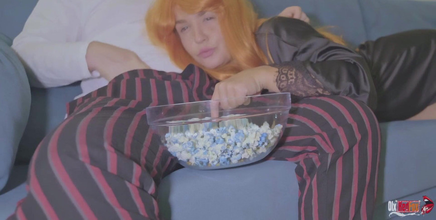 OlxRedFox: Mẹ kế bắt đầu bú cu của tôi trong khi xem...