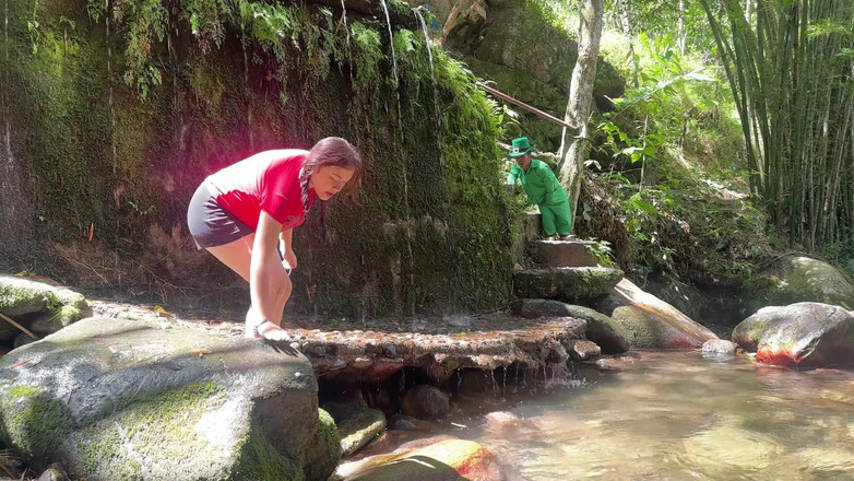 Julianaburning: 小妖精发现一个在树林里迷路的女孩，他没有帮助她，而是在河里给了她一个美味的性交。