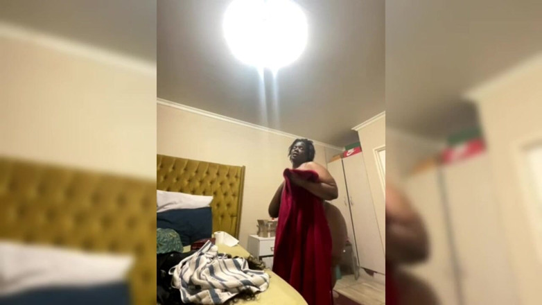 Legendary Booty Overdose: Emziren zenci iri güzel kadın duş alıyor ve mastürbasyon yaparak...