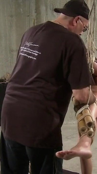 Hogtied asiatisk mogen får bröst och fitta straffas hårt