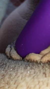 Meine muschi tropft und mein geschwoller kitzler wackelt von einem intensiven orgasmus vom vibrator
