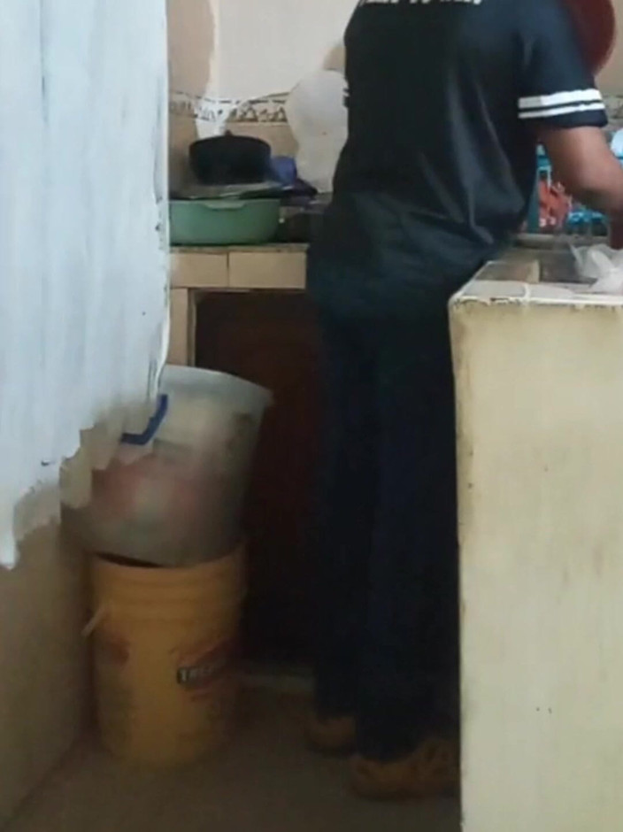 Eatrella j: Fucked Employee When Washing Dishes, Almost Discovered by My Wife