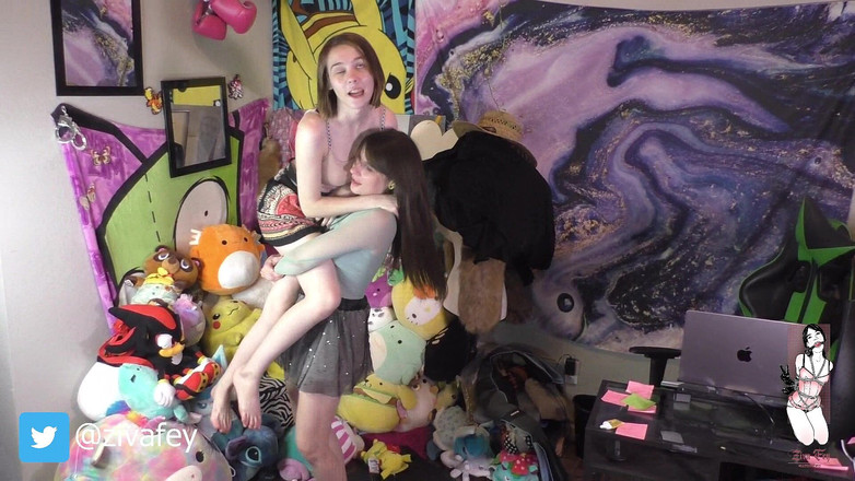 Ziva Fey: Ziva Fey - Ziva und Mewchii Fey heben und tragen röcke