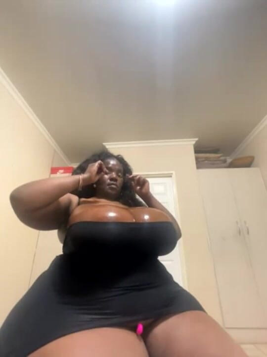 Legendary Booty Overdose: Ebony BBW Showing of Her Sexy Curves