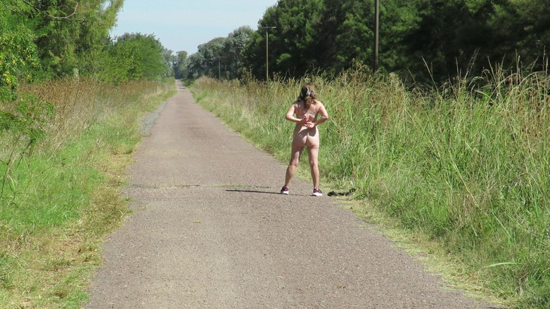 Milfcamsex: Патриція роздягається під літнім сонцем