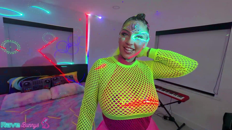 Rave Bunnys: Vivian Taylor prende l'enorme cazzo di Brian Omally alla missionaria...