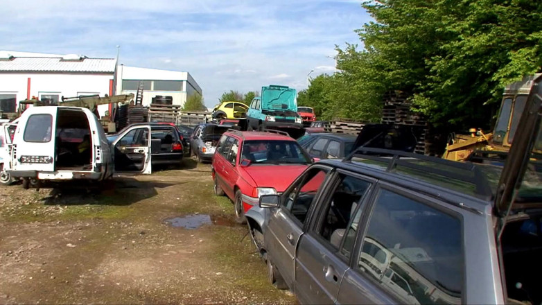 King Of Amateur: Trabalhadores de quatro no Junkyard